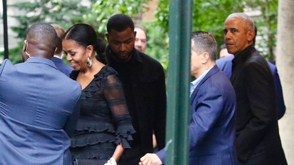 Obamas was first seen together in 6 months as the analyst sees "no lost love" in the midst of divorce