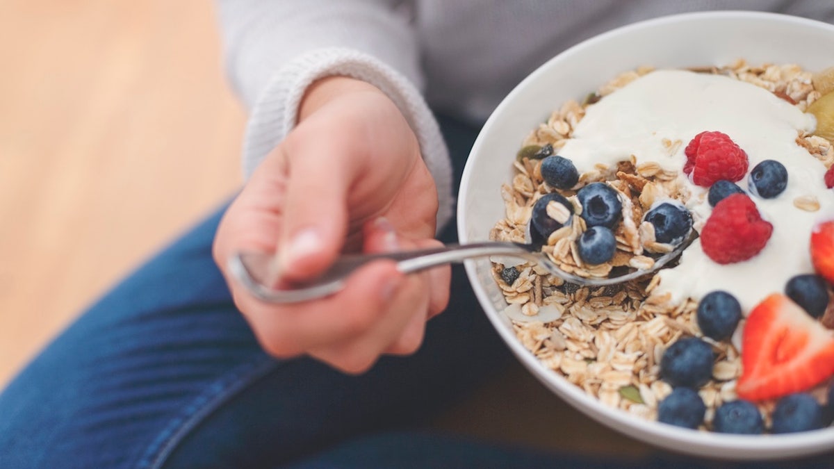 Carbohydrates and fiber linked to the healthiest aging in some groups, the findings of the study